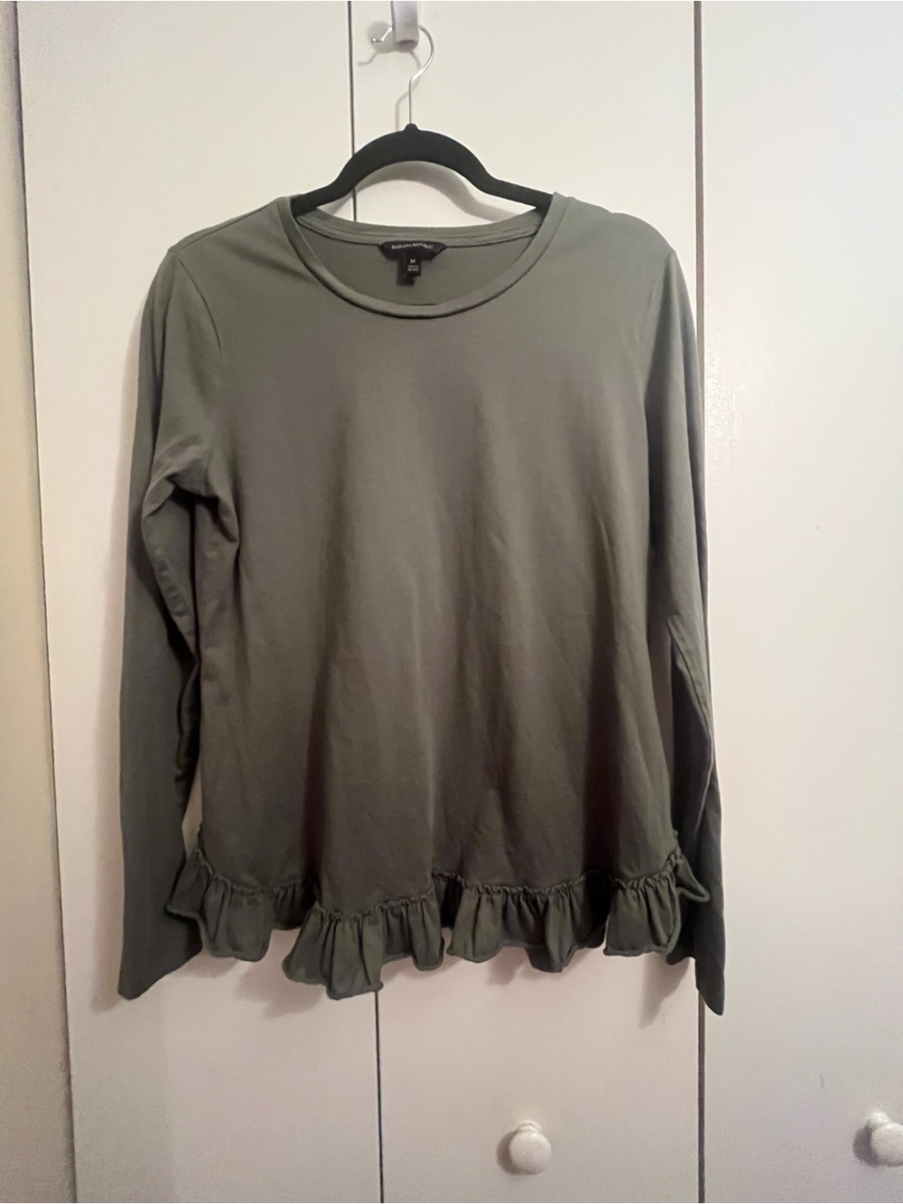 Banana Republic Olive Green Top. Boho. Fairy. Whimsy. Ruffle. Basic. Layering.